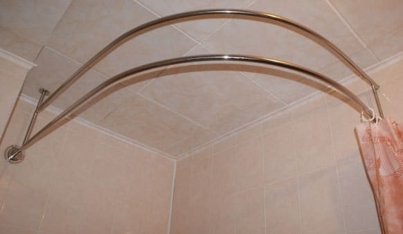 Карниз угловой для шторы в ванной