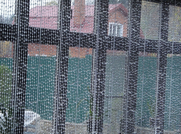 плотно собранные шторы из бисера
