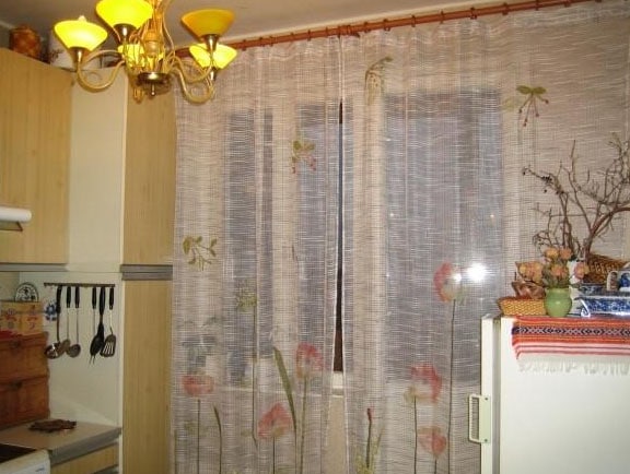 сетчатые шторы на кухне