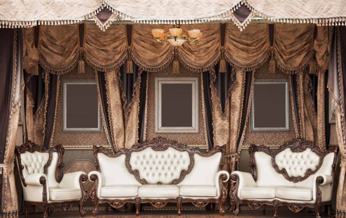 Дизайнерские шторы в интерьере классичкской гостиной