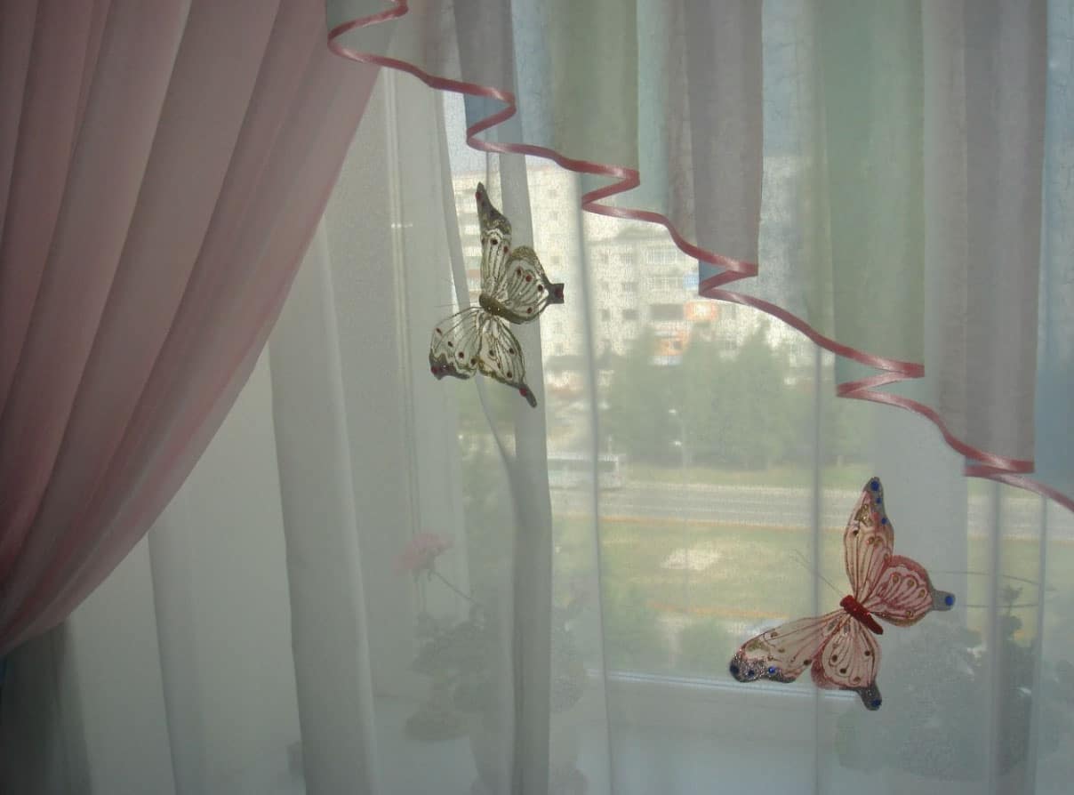 Самодельные бабочки на тюли