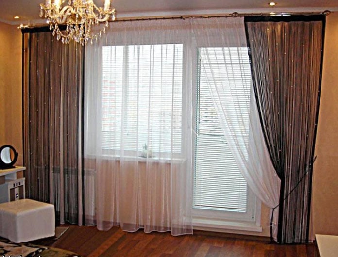 нитевые шторы для спальни с балконом
