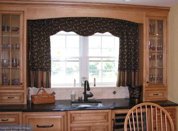 Арочные шторы в интерьере кухни