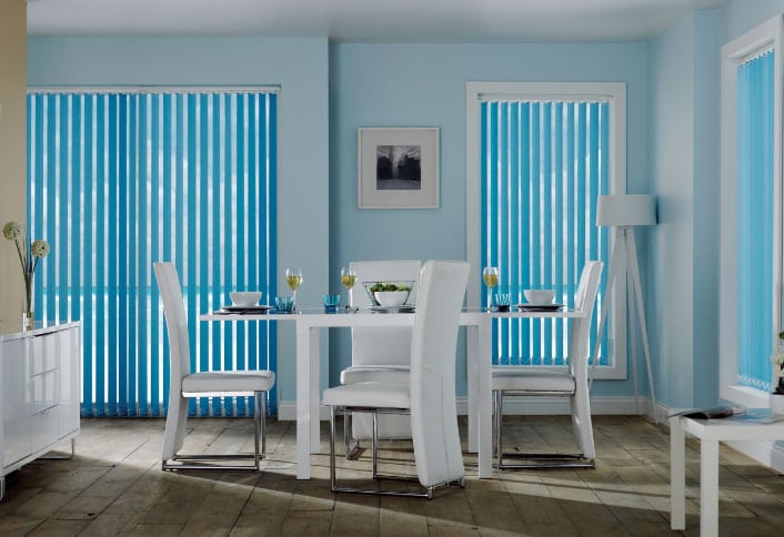 Голубые шторы в интерьере краствой кухни