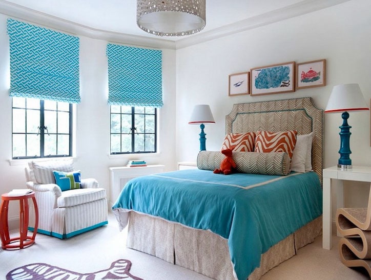 Голубые шторы в интерьере спальни