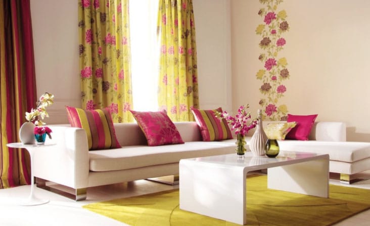 Желтые шторы с розовым интерьером