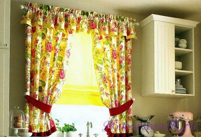 Кухонное окно со шторами в цветочек