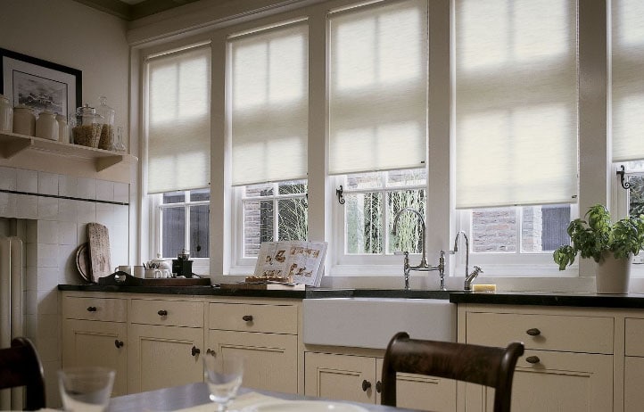 белые шторы на кухню