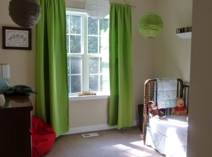 зеленые шторы в спальне