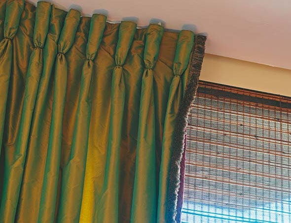 зеленые шторы на шторной ленте