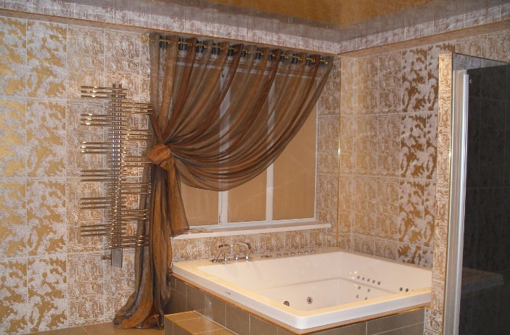 коричневые шторы в ванной