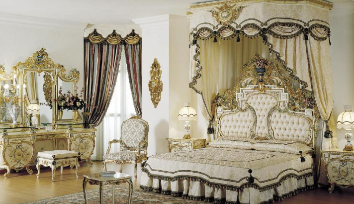 красивая спальня с дорогими шторами