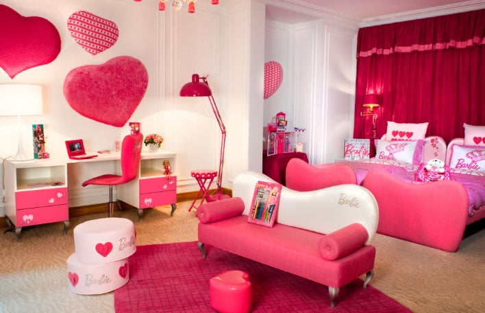 красные шторы в розовой комнате