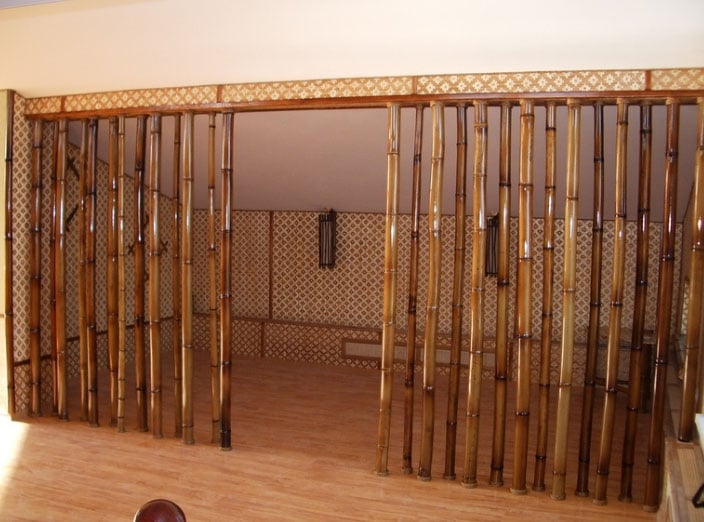 оформление дверного проема бамбуковыми шторами