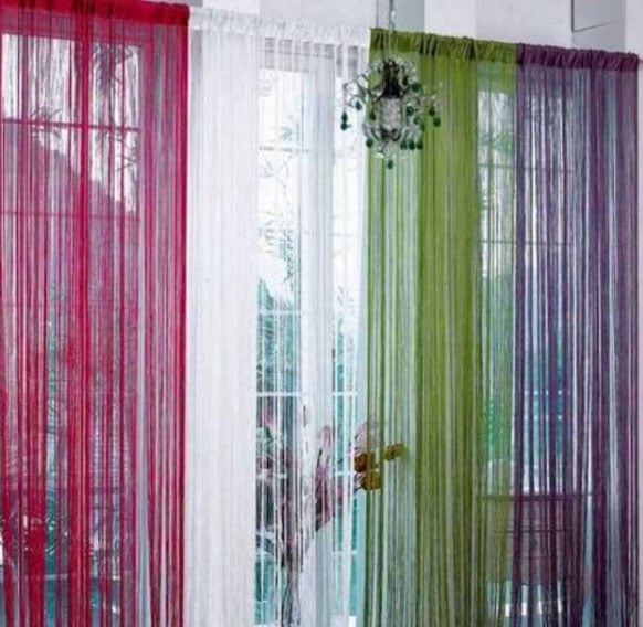 разноцветные нитяные шторы