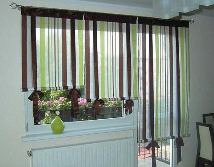 римские шторы для кухни с балконной дверью