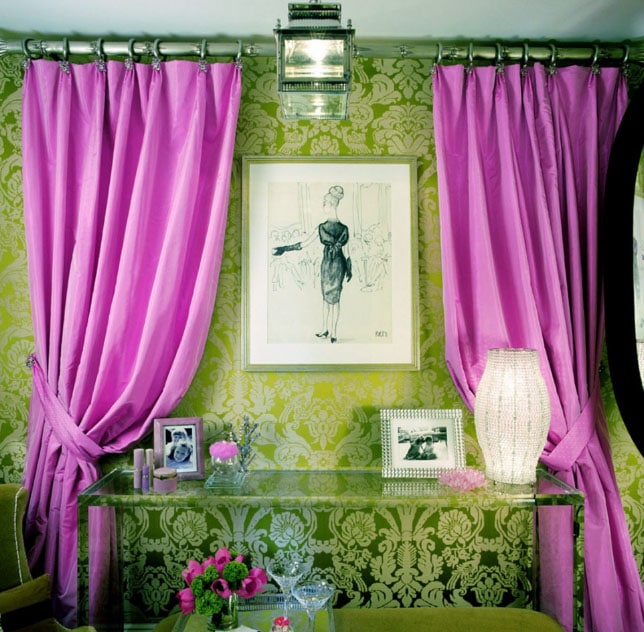 розовые шторы в зеленой комнате