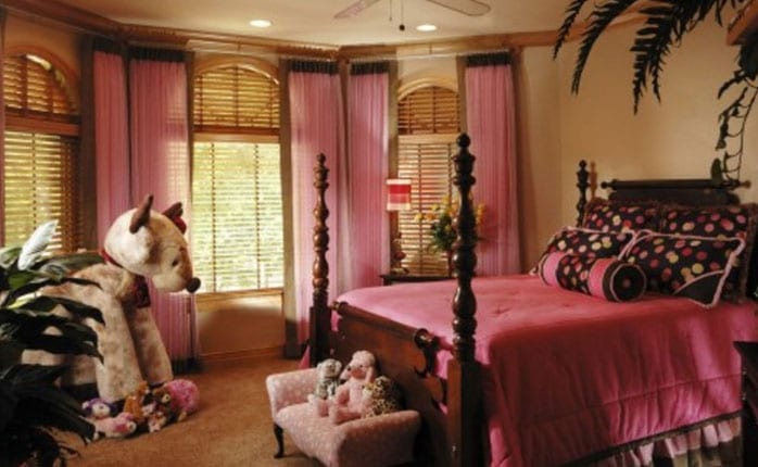 розовые шторы в коричневой комнате