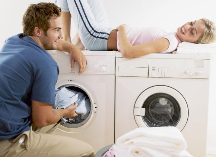 семейная пара и стиральная машина