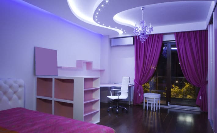 фиолетовые шторы в интерьере спальни