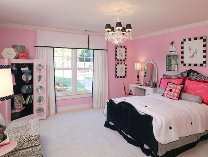 шторы в комнате с розовыми стенами