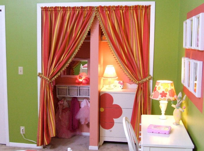 Цветные шторы в интерьере детской