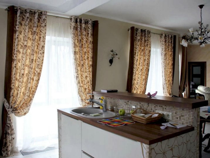 комбинированные шторы в интерьере кухни